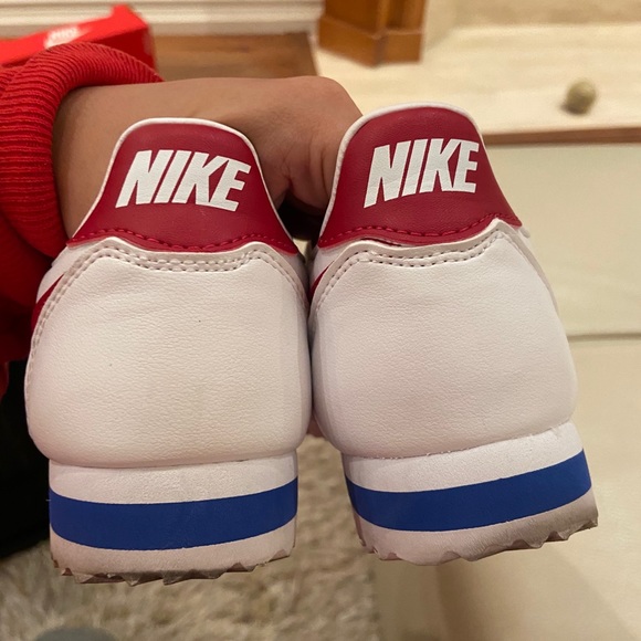 Nike Women’s Classic Cortez Leather in White/Red - Picture 2 of 7